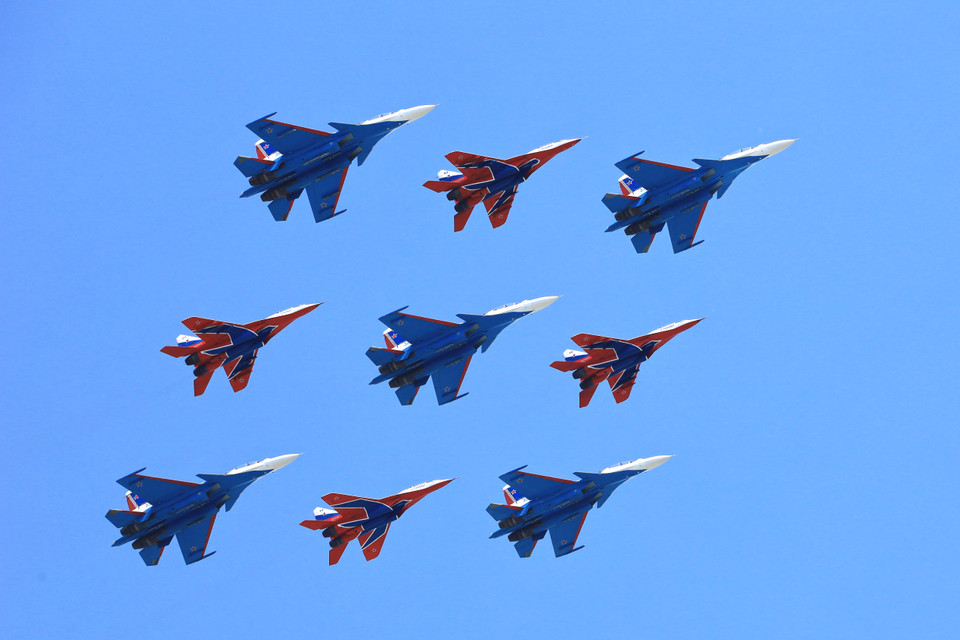 Biên đội máy bay trình diễn trên không mang tên Chim én tham gia lễ duyệt binh. (Ảnh: Trần Hiếu/Vietnam+)