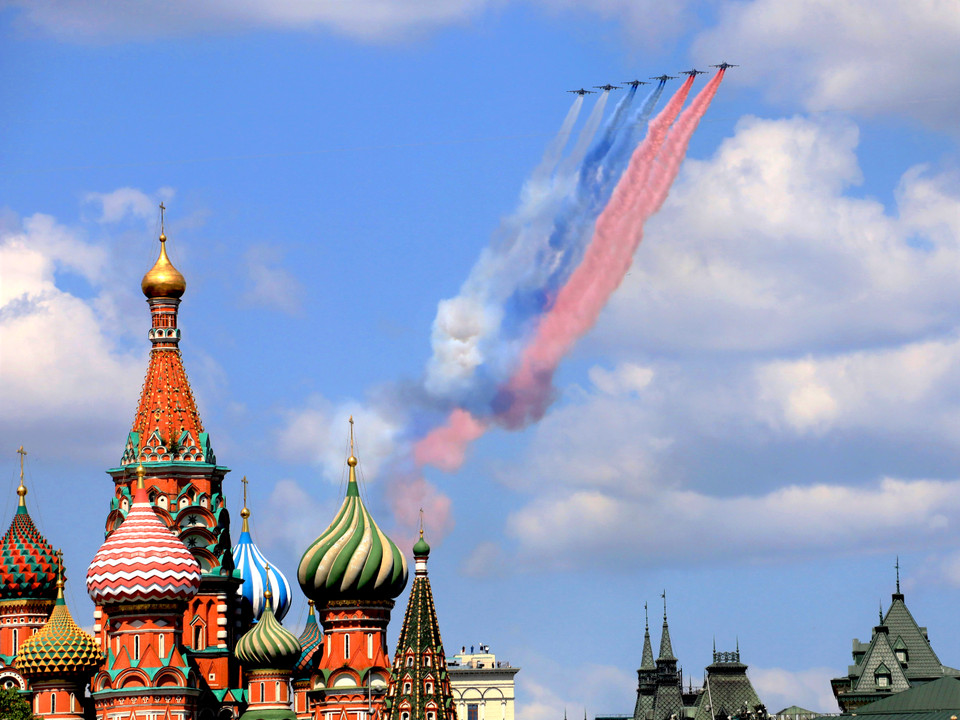 Biên đội máy bay cường kích Su-25 thả dải khói ba màu trắng xanh đỏ tượng trưng quốc kỳ Nga trên bầu trời Moskva trong ngày lễ duyệt binh kỷ niệm 75 năm Chiến thắng phátxít. (Ảnh: Trần Hiếu/Vietnam+)