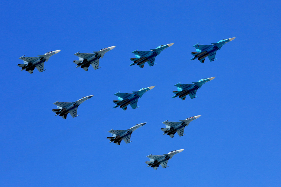 Biên đội hỗn hợp các máy bay chiến đấu Su-35S, Su-30SM, Su-34 tham gia biểu diễn trên không. (Ảnh: Trần Hiếu/Vietnam+)