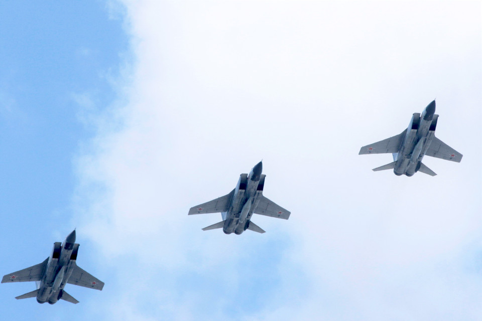 Biên đội máy bay tiêm kích MiG-31K mang theo tên lửa đạn đạo hàng không Kinzal bay qua lễ đài. (Ảnh: Trần Hiếu/Vietnam+)