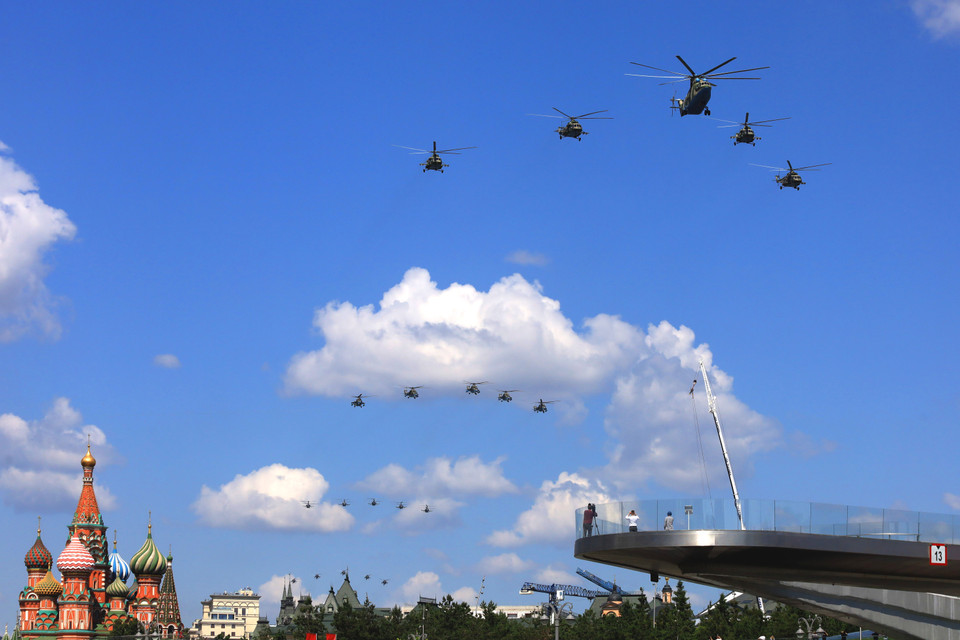 Biên đội máy bay trực thăng dẫn đầu đoàn biểu diễn không quân bay qua quảng trường Đỏ. (Ảnh: Trần Hiếu/Vietnam+)
