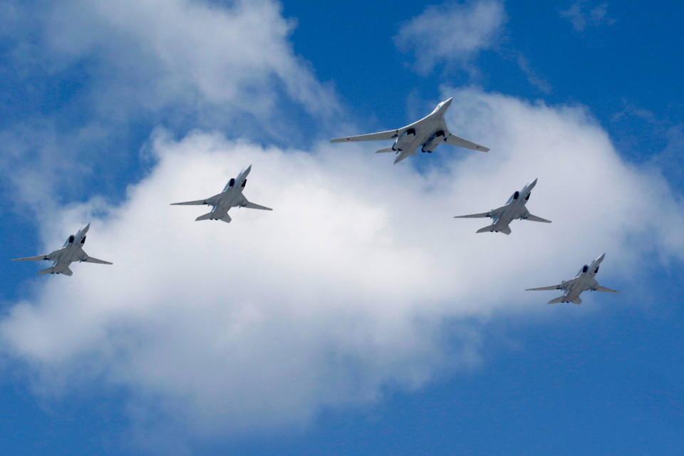 Máy bay ném bom chiến lược Tu-160 Thiên Nga trắng dẫn đầu đội hình máy bay ném bom Tu-22M3 bay qua quảng trường Đỏ. (Ảnh: Trần Hiếu/Vietnam+)