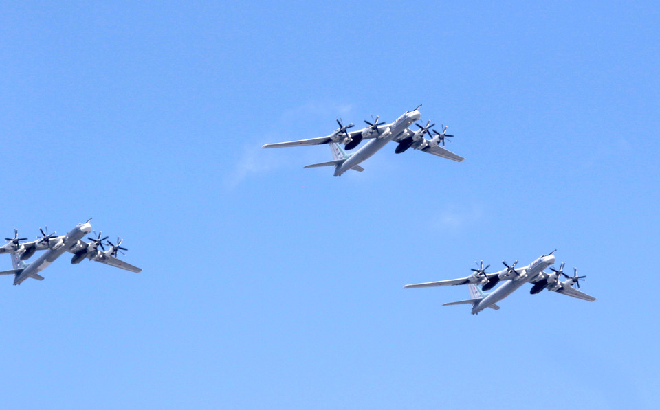 Biên đội 3 chiếc máy bay ném bom Tu-95MS của không quân Nga tham gia biểu diễn trong lễ duyệt binh. (Ảnh: Trần Hiếu/Vietnam+)