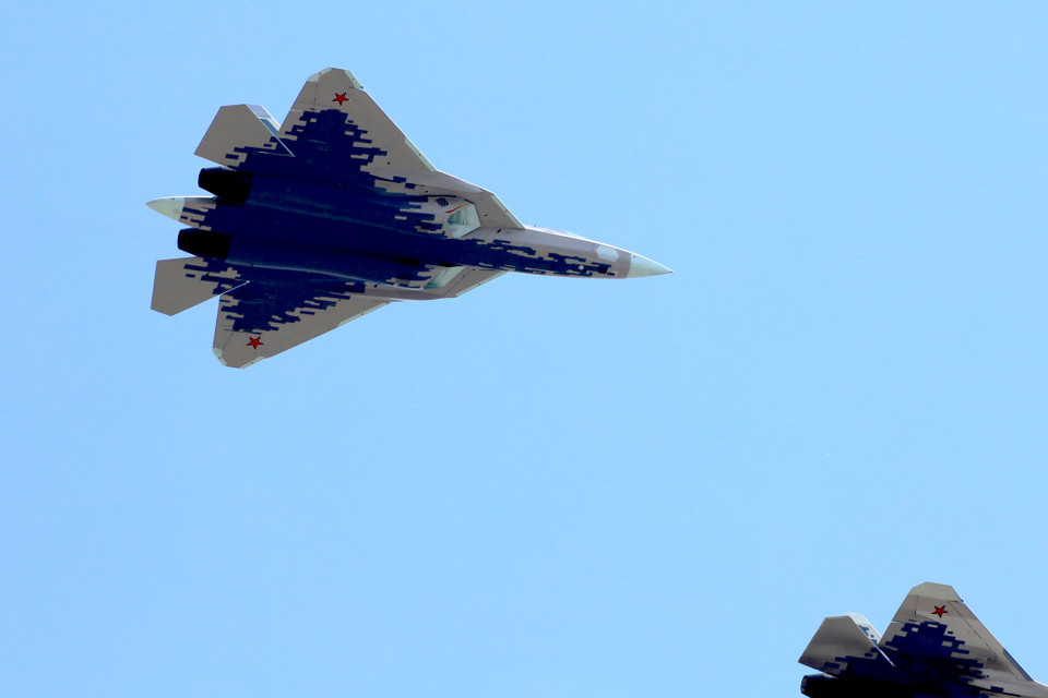 Biên đội tiêm kích thế hệ thứ 5 Sukhoi Su-57 tham gia biểu diễn trên không. (Ảnh: Trần Hiếu/Vietnam+)