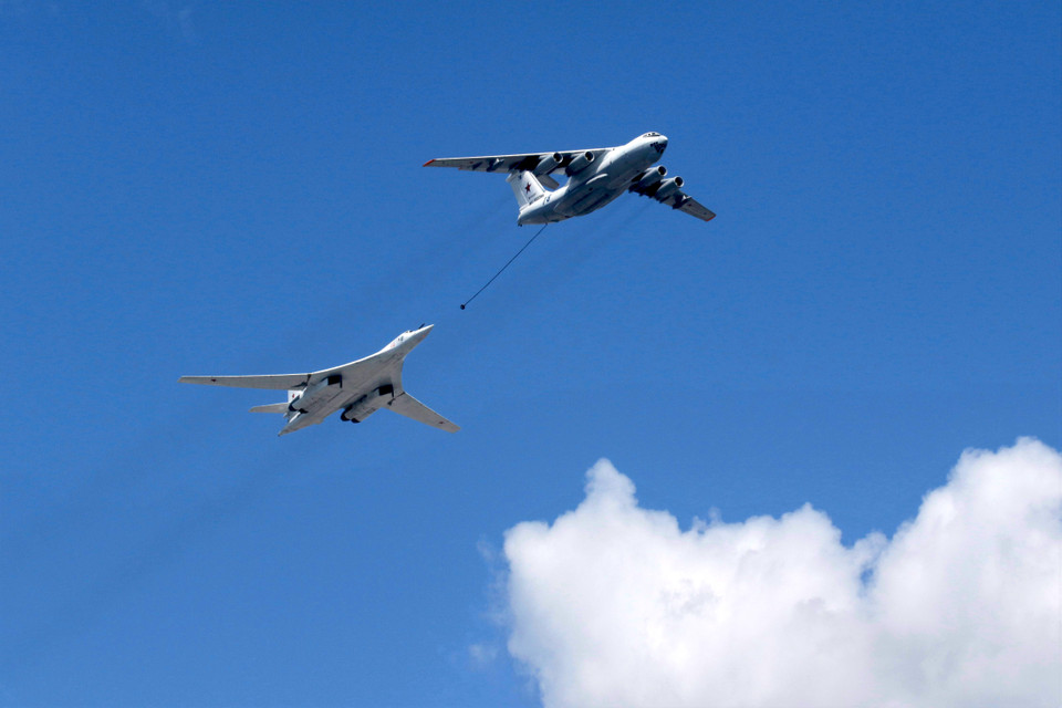 Máy bay vận tải Il-78 và máy bay ném bom chiến lược Tu-160 Thiên Nga trắng trình diễn tiếp nhiên liệu trên không khi bay qua quảng trường Đỏ. (Ảnh: Trần Hiếu/Vietnam+)