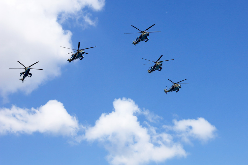 Biên đội trực thăng tấn công tham gia biểu diễn trong ngày duyệt binh kỷ niệm 75 năm Chiến thắng phátxít. (Ảnh: Trần Hiếu/Vietnam+)