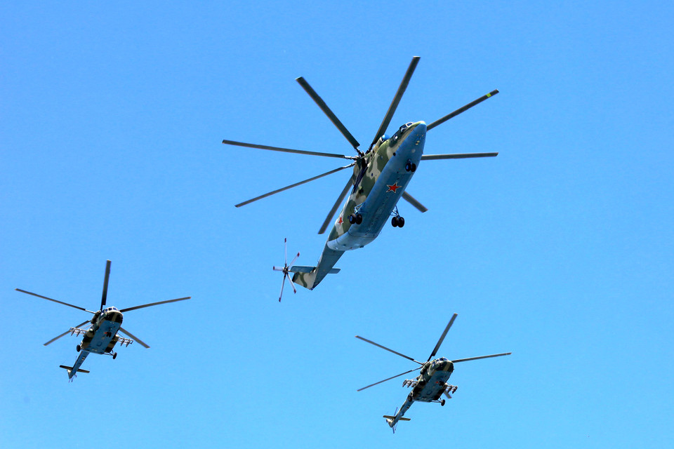 Biên đội máy bay trực thăng vận tải Mi-26 và Mi-8 tham gia biểu diễn trong ngày duyệt binh kỷ niệm 75 năm Chiến thắng phátxít. (Ảnh: Trần Hiếu/Vietnam+)