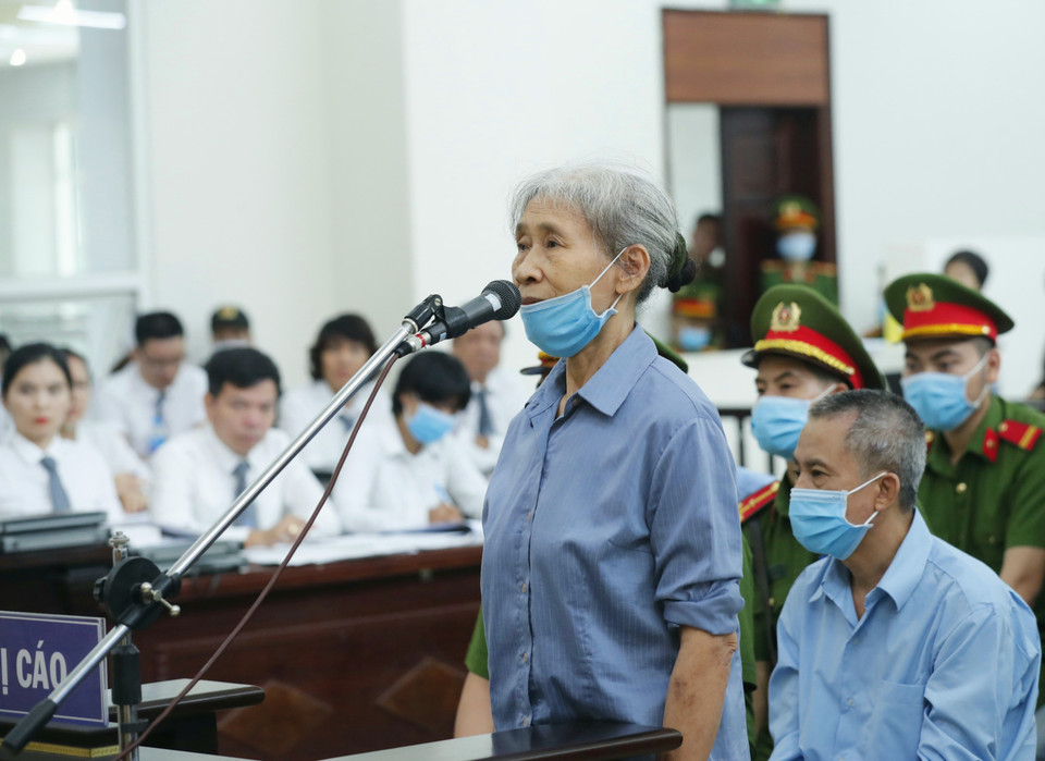 Bị cáo Nguyễn Thị Bét khai báo trước Hội đồng xét xử. (Ảnh: Doãn Tấn/TTXVN)