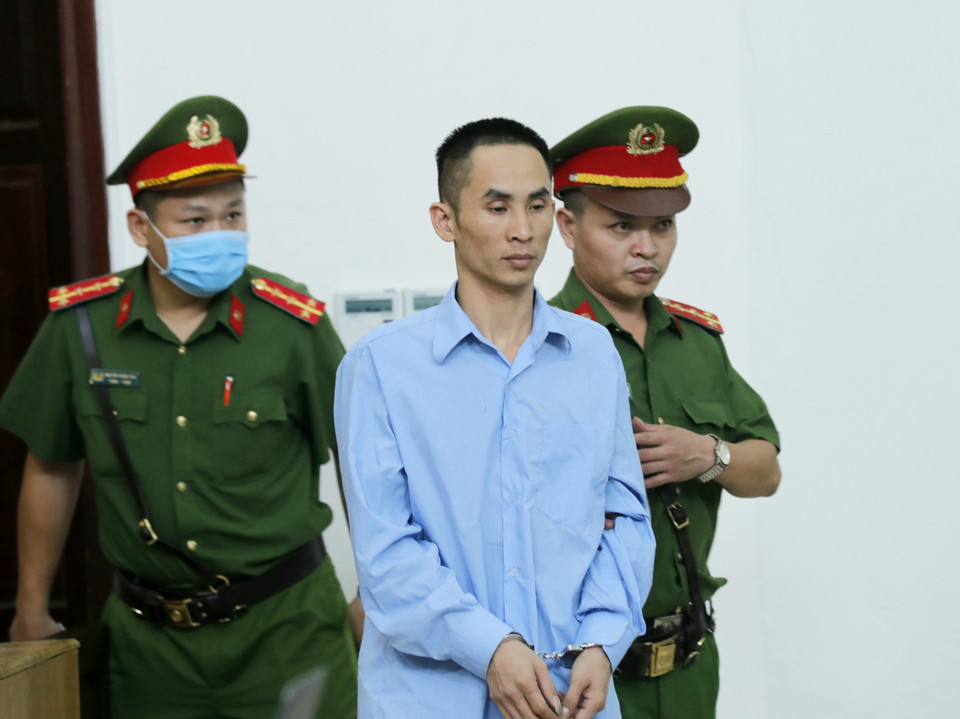 Cảnh sát dẫn giải các bị cáo vào phiên tòa. (Ảnh: Doãn Tấn/TTXVN)