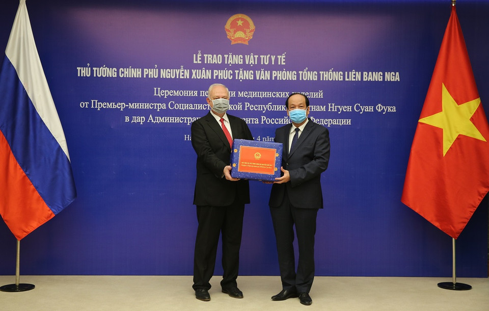 Bộ trưởng, Chủ nhiệm Văn phòng Chính phủ Mai Tiến Dũng trao vật tư y tế cho Đại sứ Liên bang Nga tại Việt Nam Konstantin Vnukov. (Ảnh: Dương Giang/TTXVN)