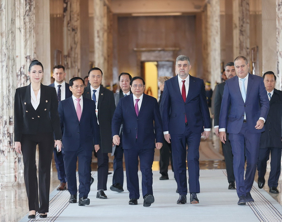 Thủ tướng Phạm Minh Chính và Thủ tướng Romania Ion-Marcel Ciolacu đến hội đàm. (Ảnh: Dương Giang/TTXVN)