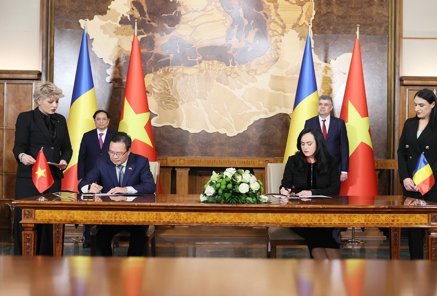 Thủ tướng Phạm Minh Chính và Thủ tướng Romania Ion-Marcel Ciolacu chứng kiến lễ ký văn kiện hợp tác giữa Việt Nam và Romania. (Ảnh: Dương Giang/TTXVN)