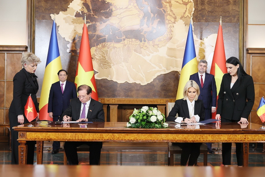 Thủ tướng Phạm Minh Chính và Thủ tướng Romania Ion-Marcel Ciolacu chứng kiến lễ ký văn kiện hợp tác giữa Việt Nam và Romania. (Ảnh: Dương Giang/TTXVN)