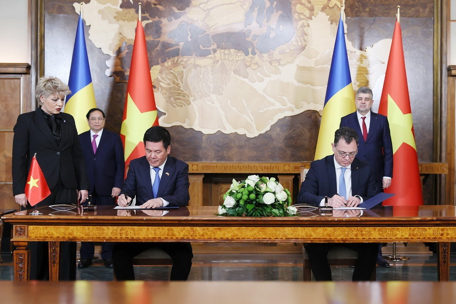 Thủ tướng Phạm Minh Chính và Thủ tướng Romania Ion-Marcel Ciolacu chứng kiến lễ ký văn kiện hợp tác giữa Việt Nam và Romania. (Ảnh: Dương Giang/TTXVN)