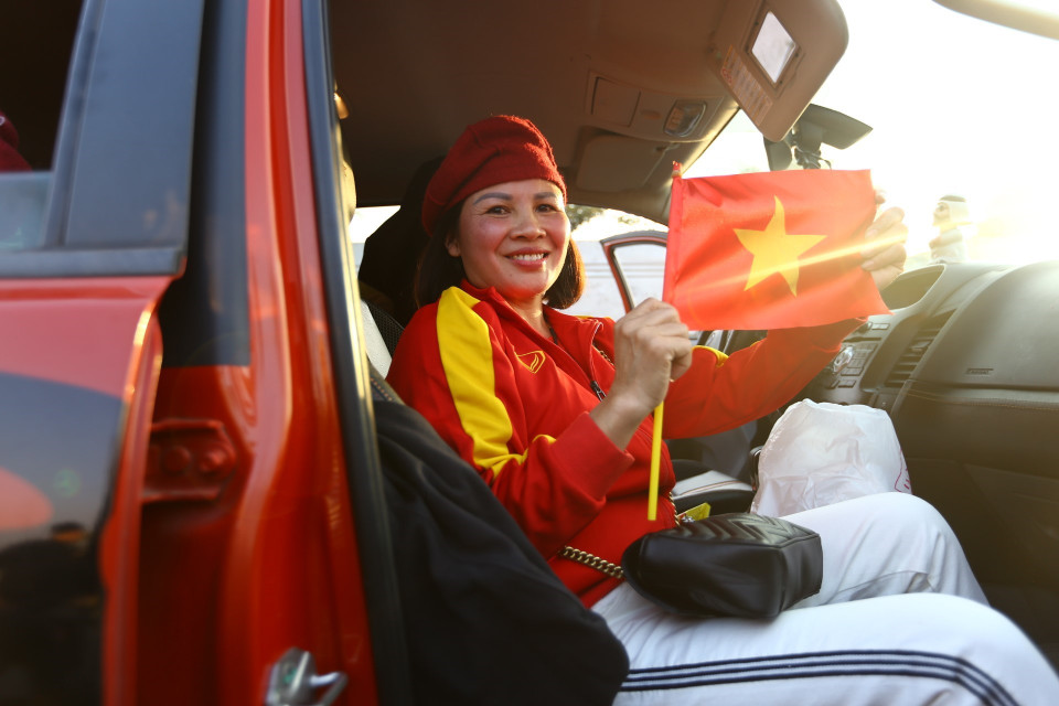 Mẹ cầu thủ Quang Hải đến sân bay đón đội tuyển. (Ảnh: Minh Quyết/TTXVN)