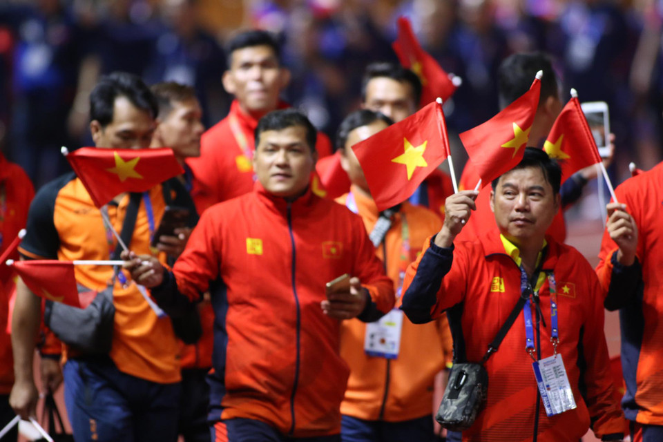 Các đoàn vận động viên diễu hành tại lễ bế mạc SEA Games 30. (Ảnh: AFP/TTXVN)