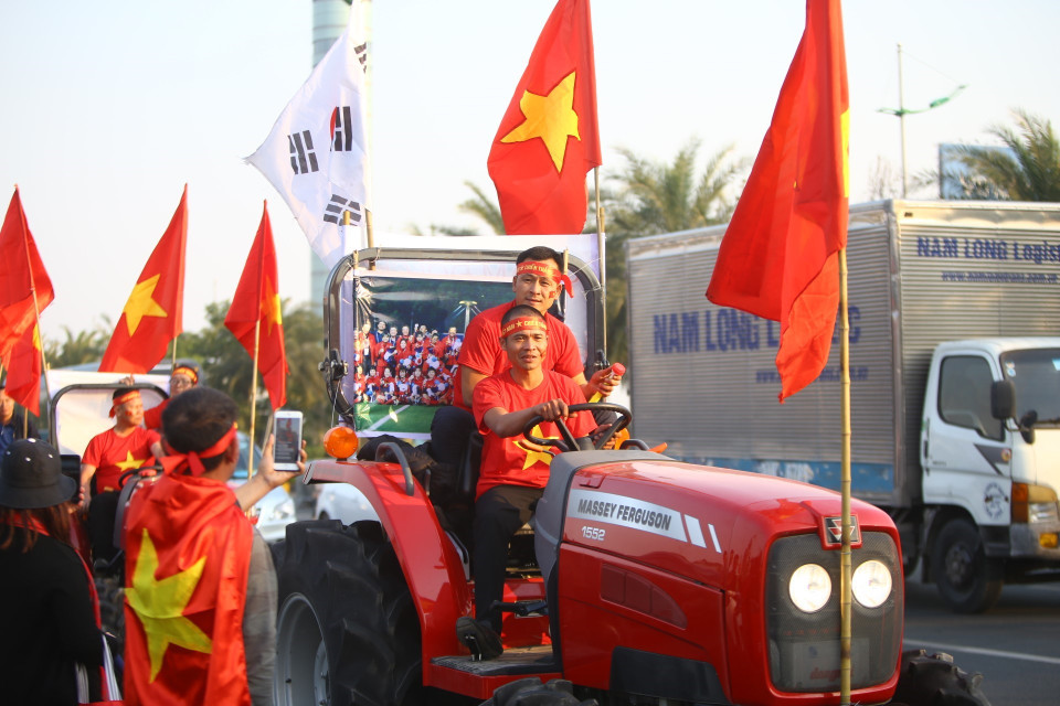 Người hâm mộ tập trung tại khu vực trước sân bay đón đoàn thể thao Việt Nam. (Ảnh: Minh Quyết/TTXVN)