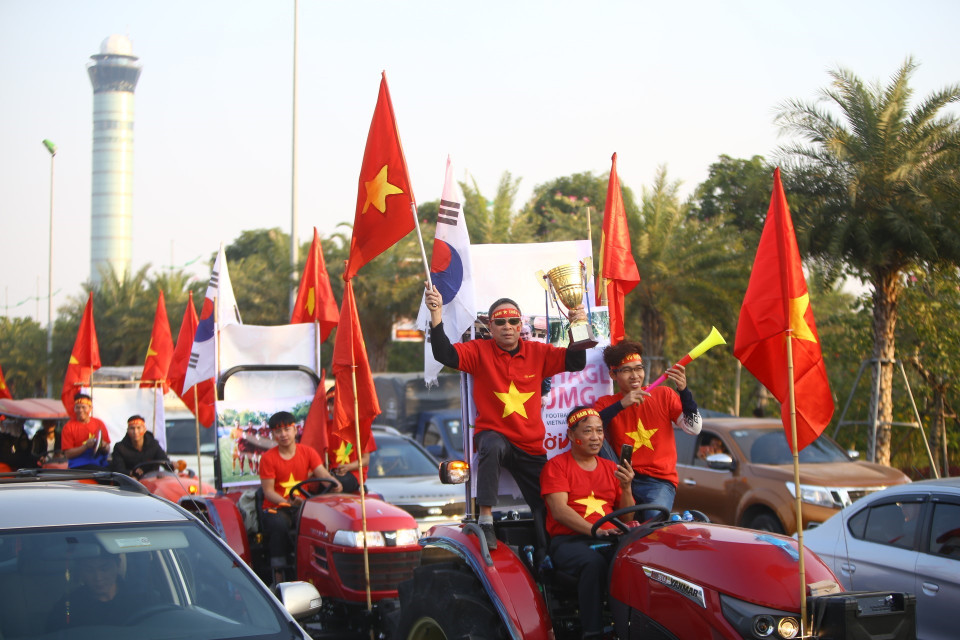 Người hâm mộ tập trung tại khu vực trước sân bay đón đoàn thể thao Việt Nam. (Ảnh: Minh Quyết/TTXVN)