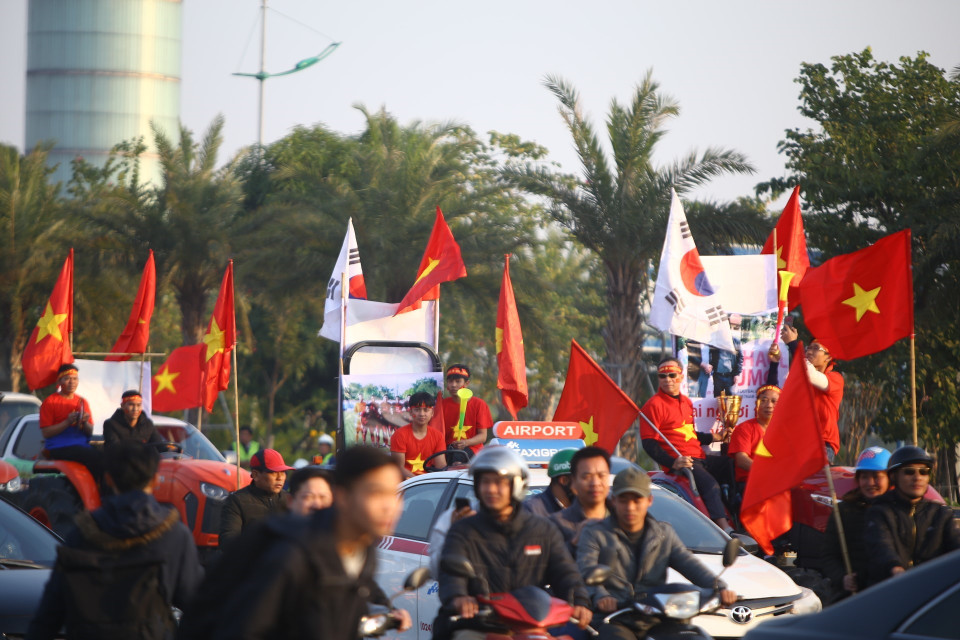 Người hâm mộ tập trung tại khu vực trước sân bay đón đoàn thể thao Việt Nam. (Ảnh: Minh Quyết/TTXVN)