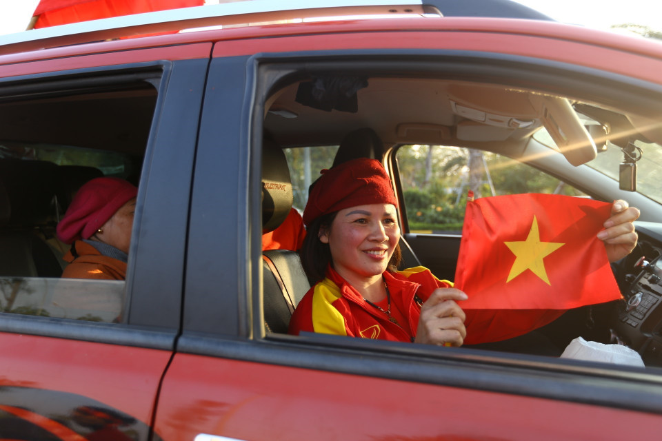 Mẹ cầu thủ Quang Hải đến sân bay đón đội tuyển. (Ảnh: Minh Quyết/TTXVN)