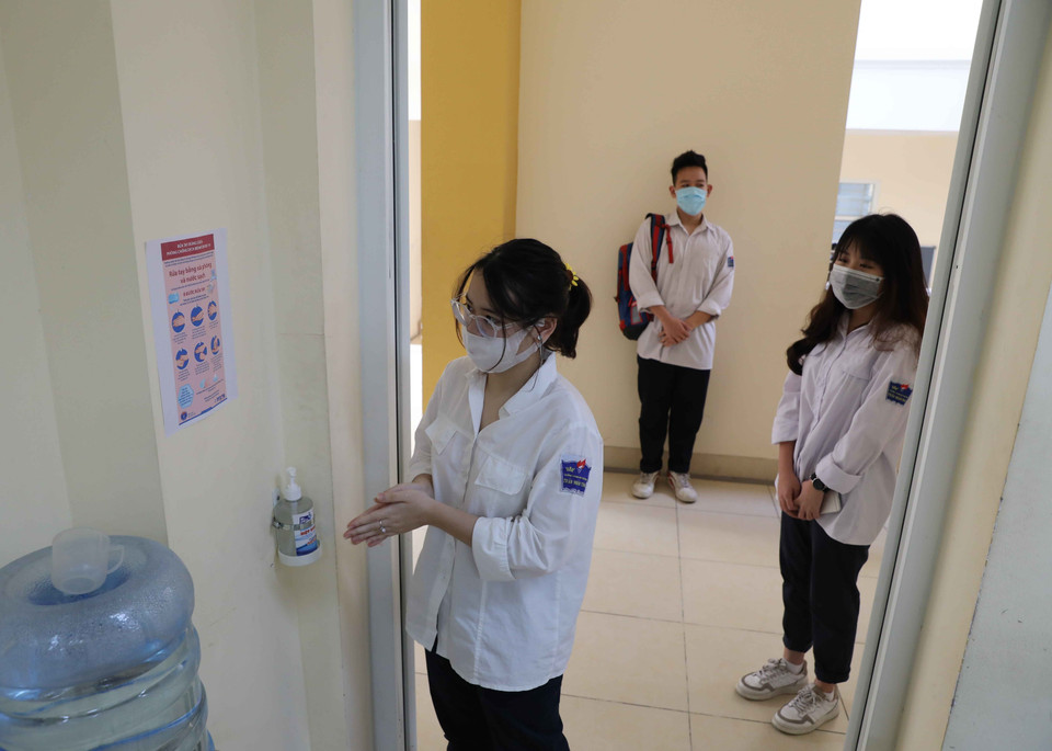 Học sinh rửa tay sát khuẩn trước khi vào lớp. (Ảnh: Thanh Tùng/TTXVN)