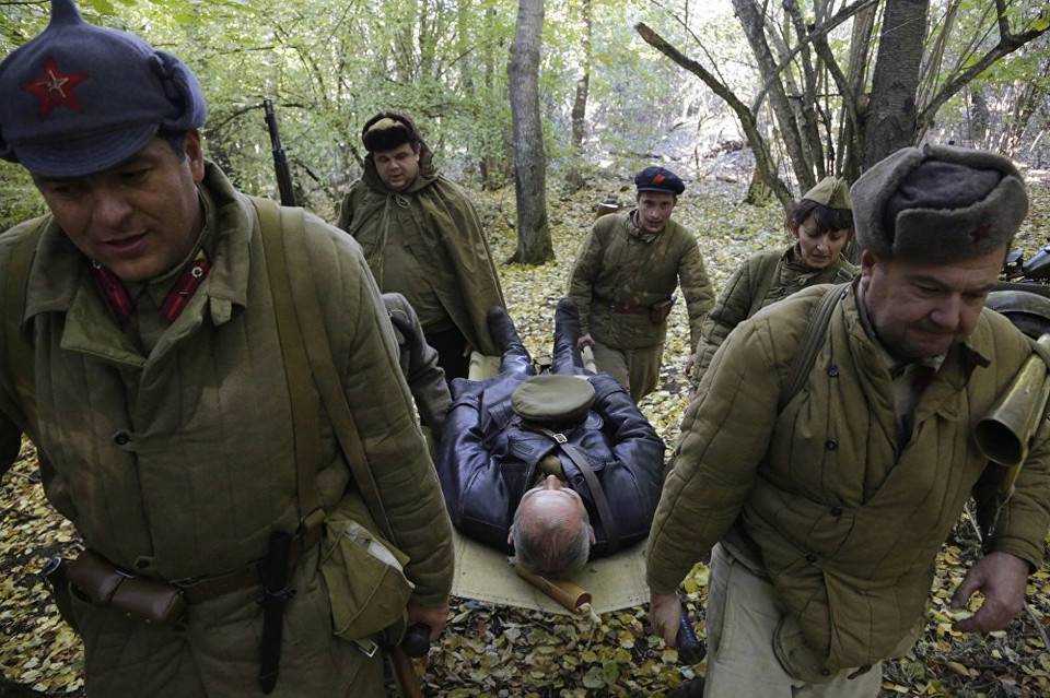 Áp giải sỹ quan Đức. (Ảnh: Sputnik)