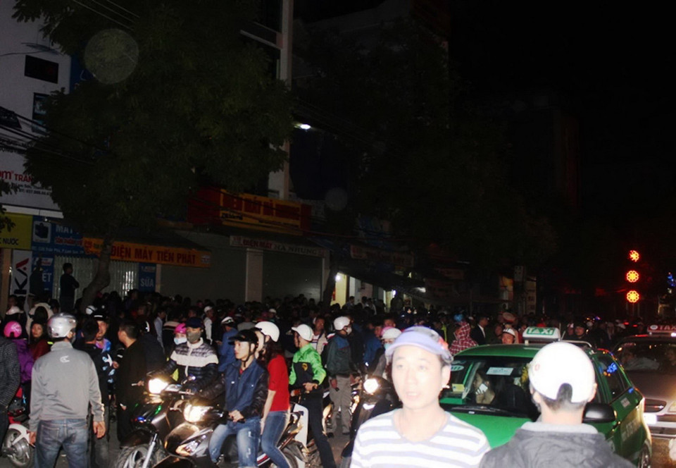 Nhiều người dân hiếu kỳ đến hiện trường vụ án. (Ảnh: Trịnh Duy Hưng/TTXVN)