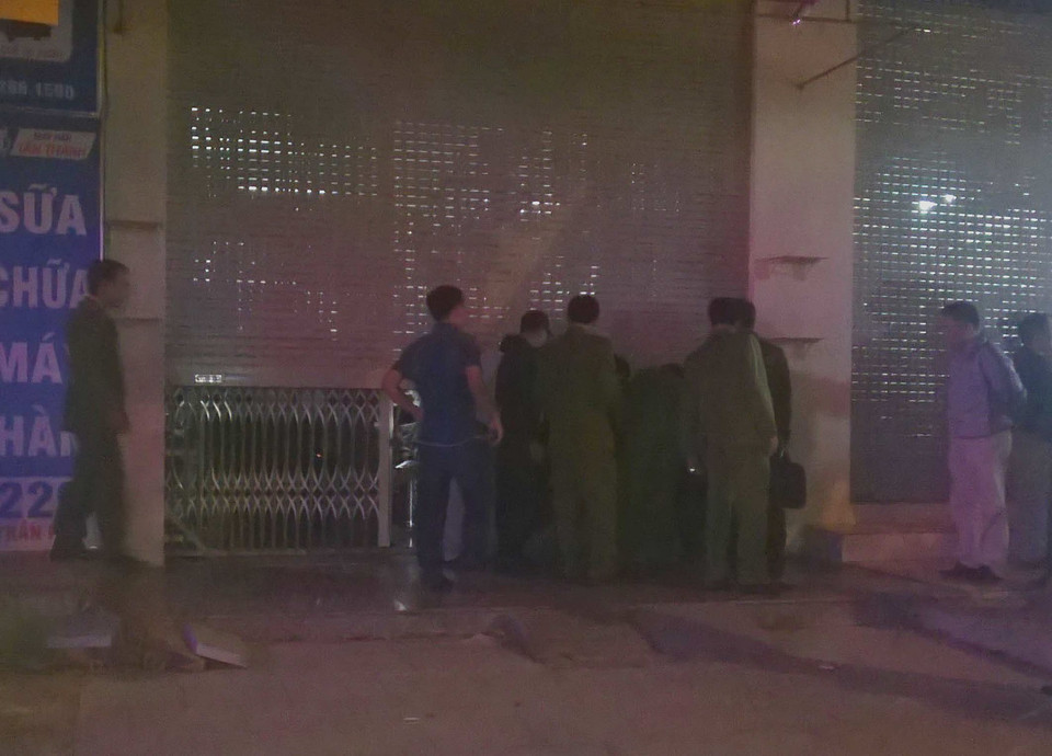 Lực lượng chức năng tiến hành các biện pháp nghiệp vụ khám nghiệm hiện trường. (Ảnh: Trịnh Duy Hưng/TTXVN)