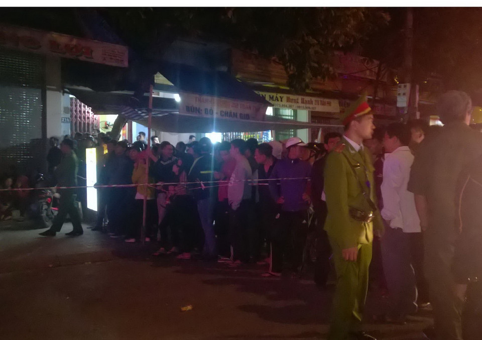 Lực lượng công an bảo vệ hiện trường vụ án. (Ảnh: Trịnh Duy Hưng/TTXVN)