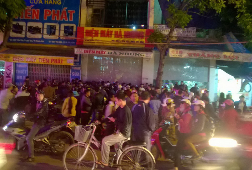 Nhiều người dân hiếu kỳ đến hiện trường vụ án. (Ảnh: Trịnh Duy Hưng/TTXVN)