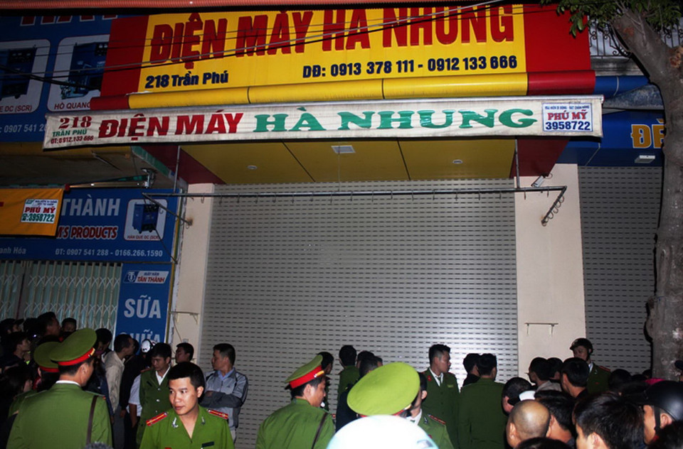 Tại hiện trường, anh Hà chết trong tư thế treo cổ ở tầng một, chị Nhung và hai con trai chết trong tư thế ngủ ở tầng hai. (Ảnh: Trịnh Duy Hưng/TTXVN)