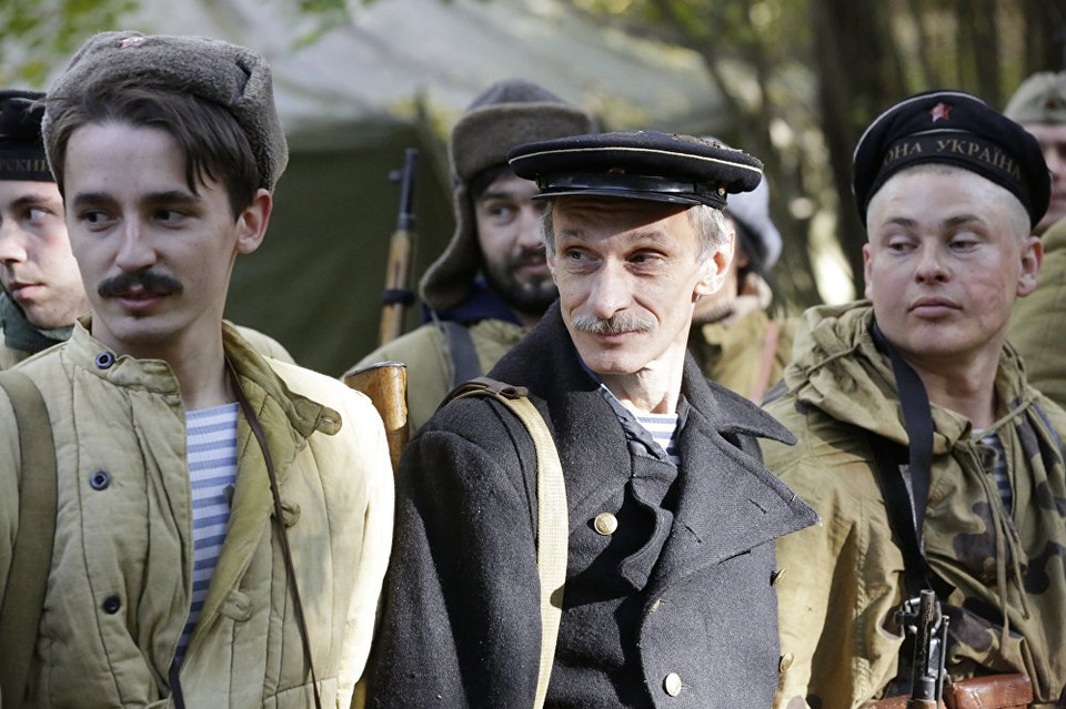 Những người tham gia tái hiện cuộc chiến chống phátxít hào hùng tại làng Konstantinovka, Crimea. (Ảnh: Sputnik)