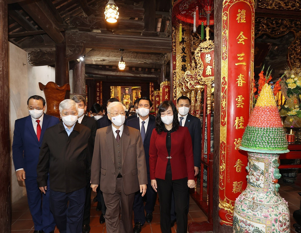 Tổng Bí thư Nguyễn Phú Trọng thăm Di tích lịch sử-văn hóa Đền Đô. (Ảnh: Trí Dũng/TTXVN)