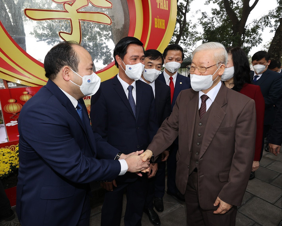 Tổng Bí thư Nguyễn Phú Trọng với các đại biểu tại Di tích lịch sử-văn hóa Đền Đô. (Ảnh: Trí Dũng/TTXVN)