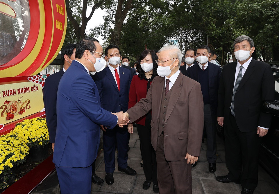 Tổng Bí thư Nguyễn Phú Trọng với các đại biểu tại Di tích lịch sử-văn hóa Đền Đô. (Ảnh: Trí Dũng/TTXVN)