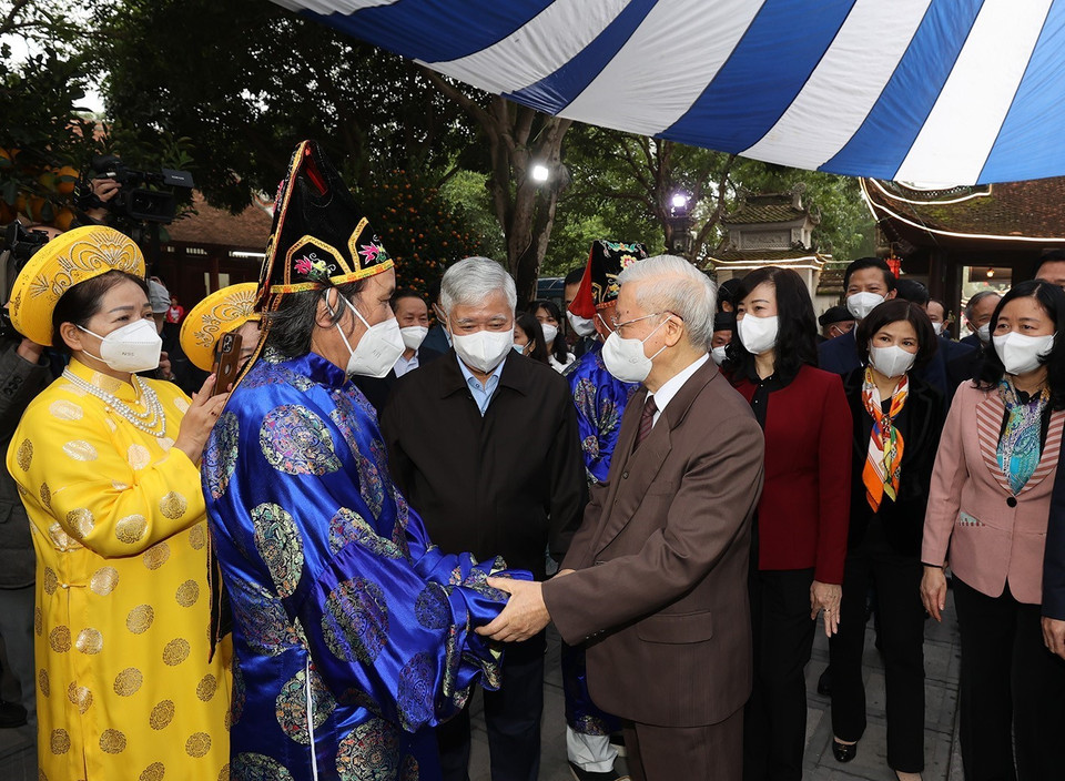 Tổng Bí thư Nguyễn Phú Trọng với nhân dân tại Di tích lịch sử-văn hóa Đền Đô. (Ảnh: Trí Dũng/TTXVN)