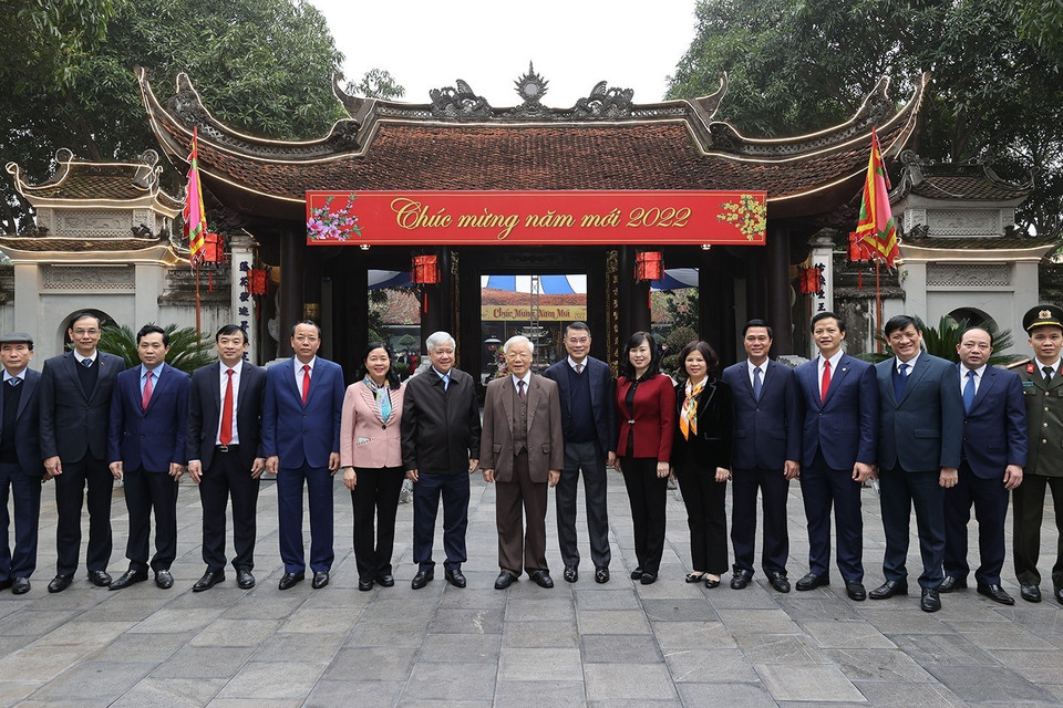 Tổng Bí thư Nguyễn Phú Trọng với các đại biểu tại Di tích lịch sử-văn hóa Đền Đô. (Ảnh: Trí Dũng/TTXVN)