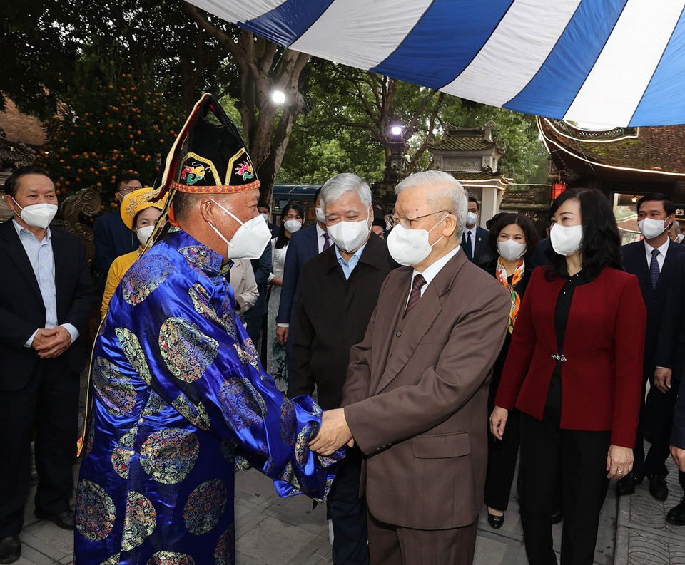 Tổng Bí thư Nguyễn Phú Trọng với nhân dân tại Di tích lịch sử-văn hóa Đền Đô. (Ảnh: Trí Dũng/TTXVN)