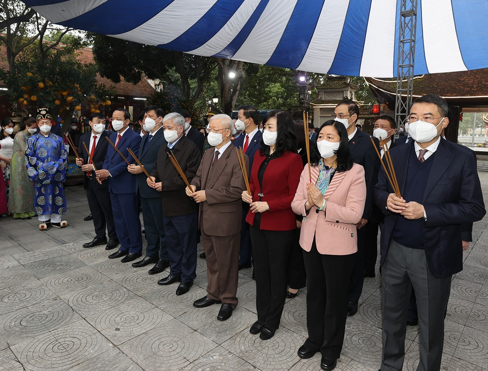 Tổng Bí thư Nguyễn Phú Trọng dâng hương tưởng niệm 8 vị Vua nhà Lý tại Di tích lịch sử-văn hóa Đền Đô. (Ảnh: Trí Dũng/TTXVN)