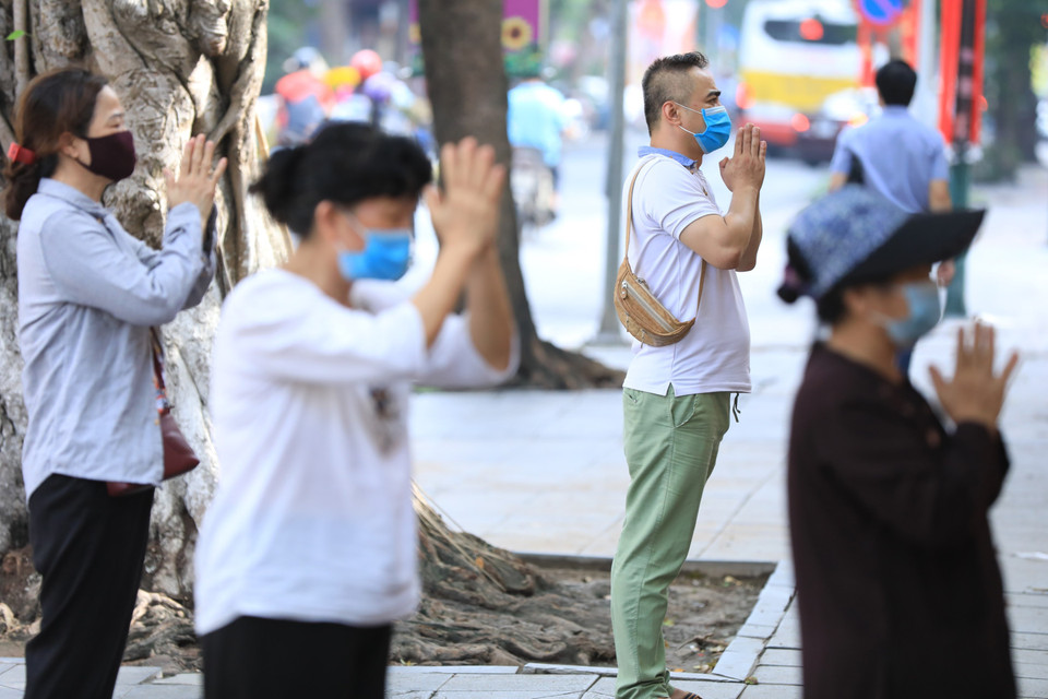 Người dân và phật tử thành tâm vái vọng bên ngoài chùa Quán Sứ. (Ảnh: Minh Đức/TTXVN)