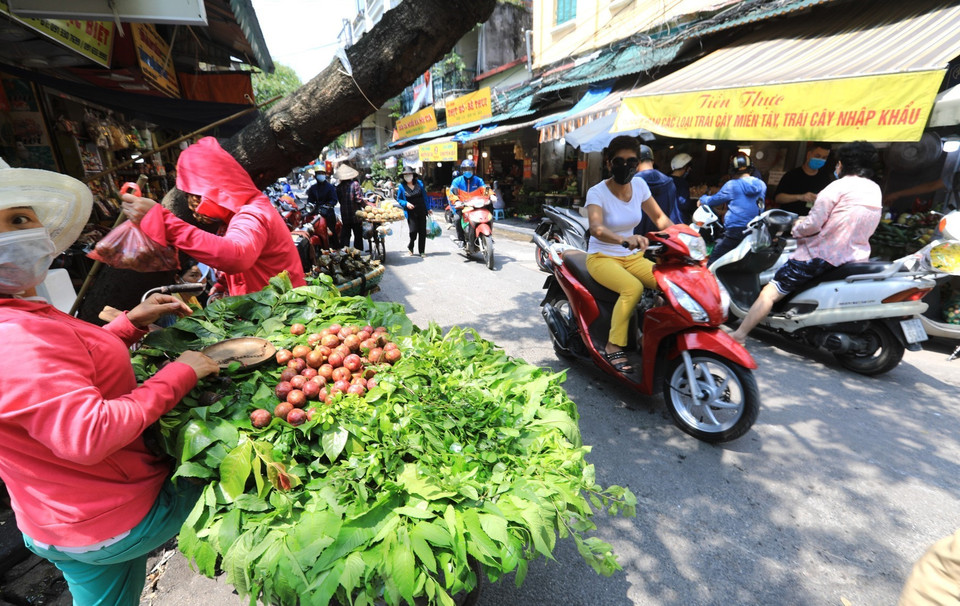 Mặc dù tình hình dịch COVID-19 đang diễn biến phức tạp, khá đông người dân vẫn tập trung mua bán tại chợ Hàng Bè. (Ảnh: Thành Đạt/TTXVN)