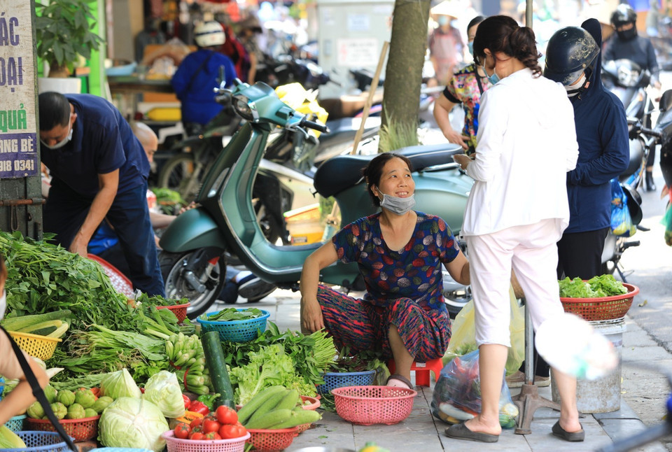 Người dân buôn bán tại chợ Hàng Bè vẫn còn chủ quan không đeo khẩu trang đúng cách. (Ảnh: Thành Đạt/TTXVN)