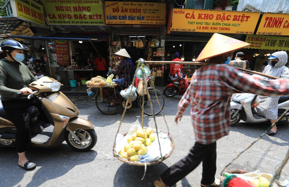 Người bán rong vẫn tấp nập trên các tuyến phố. (Ảnh: Thành Đạt/TTXVN)