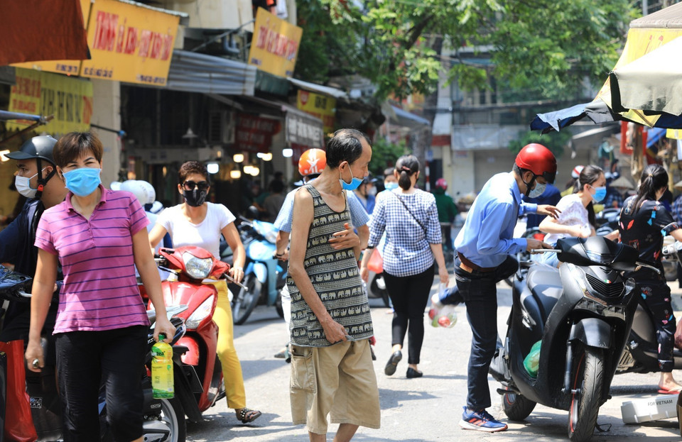Tại các chợ cóc, chợ tạm là nơi tập trung khá đông người dân. (Ảnh: Thành Đạt/TTXVN)