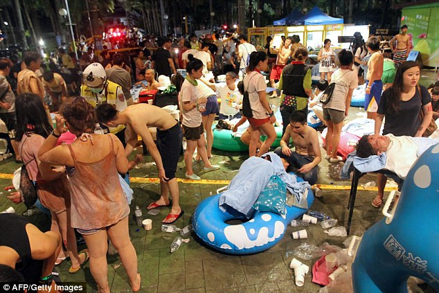 Nhiều người vẫn bị bỏng khi đang bơi dưới nước tại thời điểm vụ cháy xảy ra. 