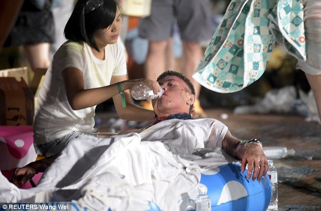 Nhân viên y tế giúp đỡ một nạn nhân bị thương.