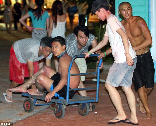 Mọi phương tiện sẵn có được sử dụng để đưa người bị thương tới bệnh viện điều trị.