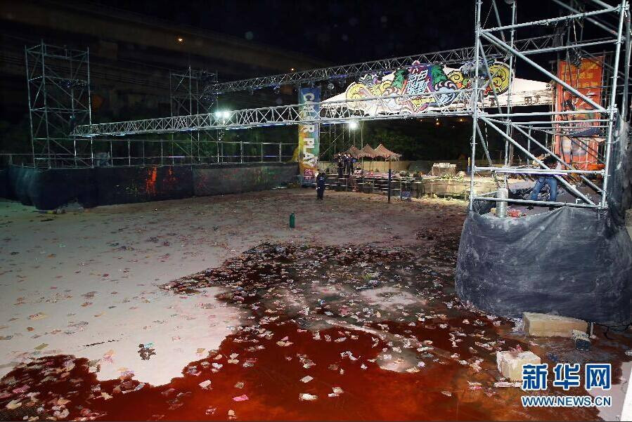 Khung cảnh tan hoang sau đám cháy. 