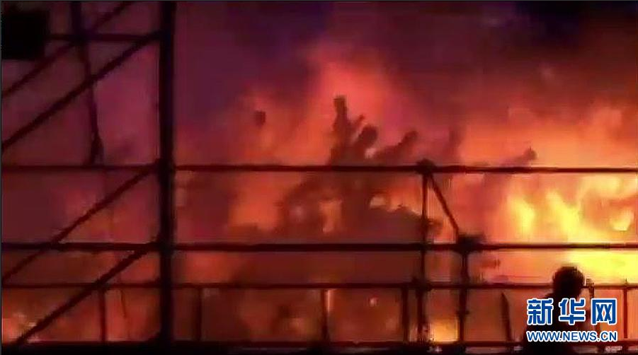 Một quả cầu lửa bùng phát do bột màu khi đám đông đang tham gia bữa tiệc sắc màu.