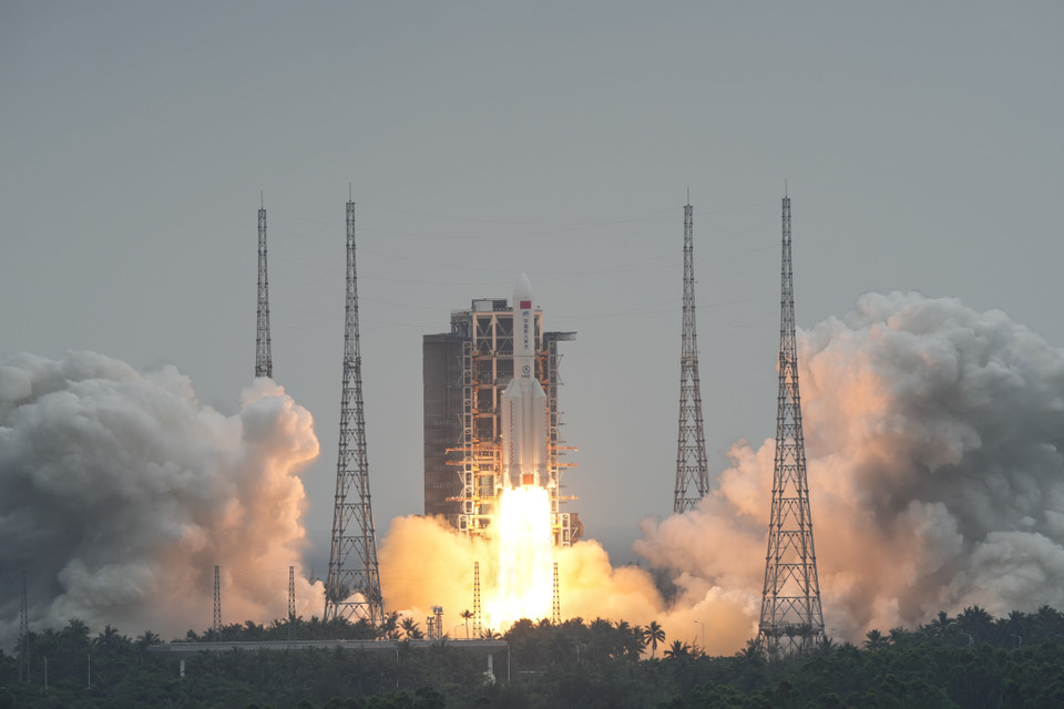 Tên lửa Trường Chinh 5B của Trung Quốc, mang theo trạm không gian Thiên Hoà vào quỹ đạo, rời bệ phóng tại Trung tâm phóng tàu vũ trụ Văn Xương, tỉnh Hải Nam ngày 29/4/2021. (Ảnh: THX/TTXVN)